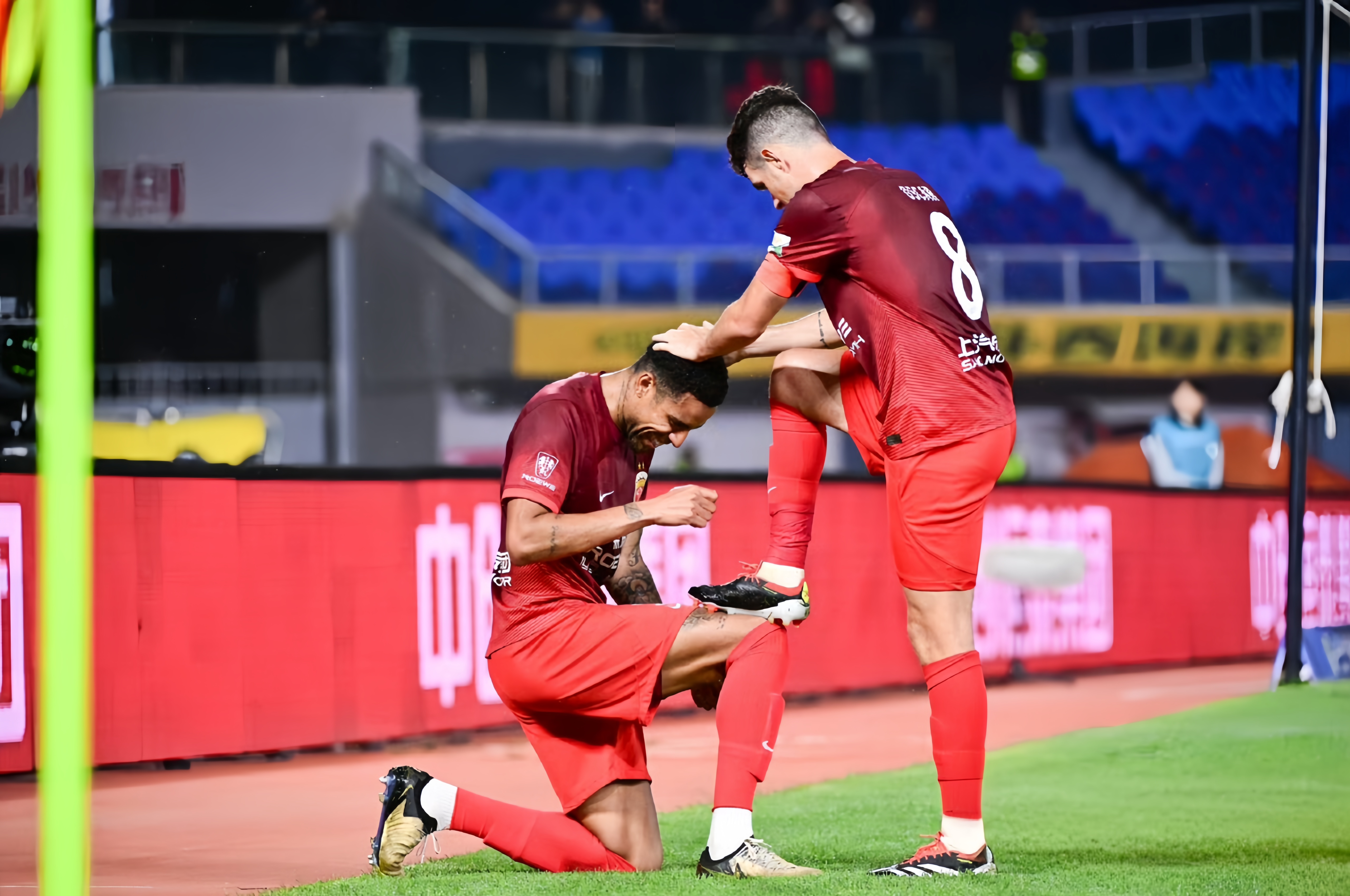 亚眠中场连续两轮传球，助攻球队破门