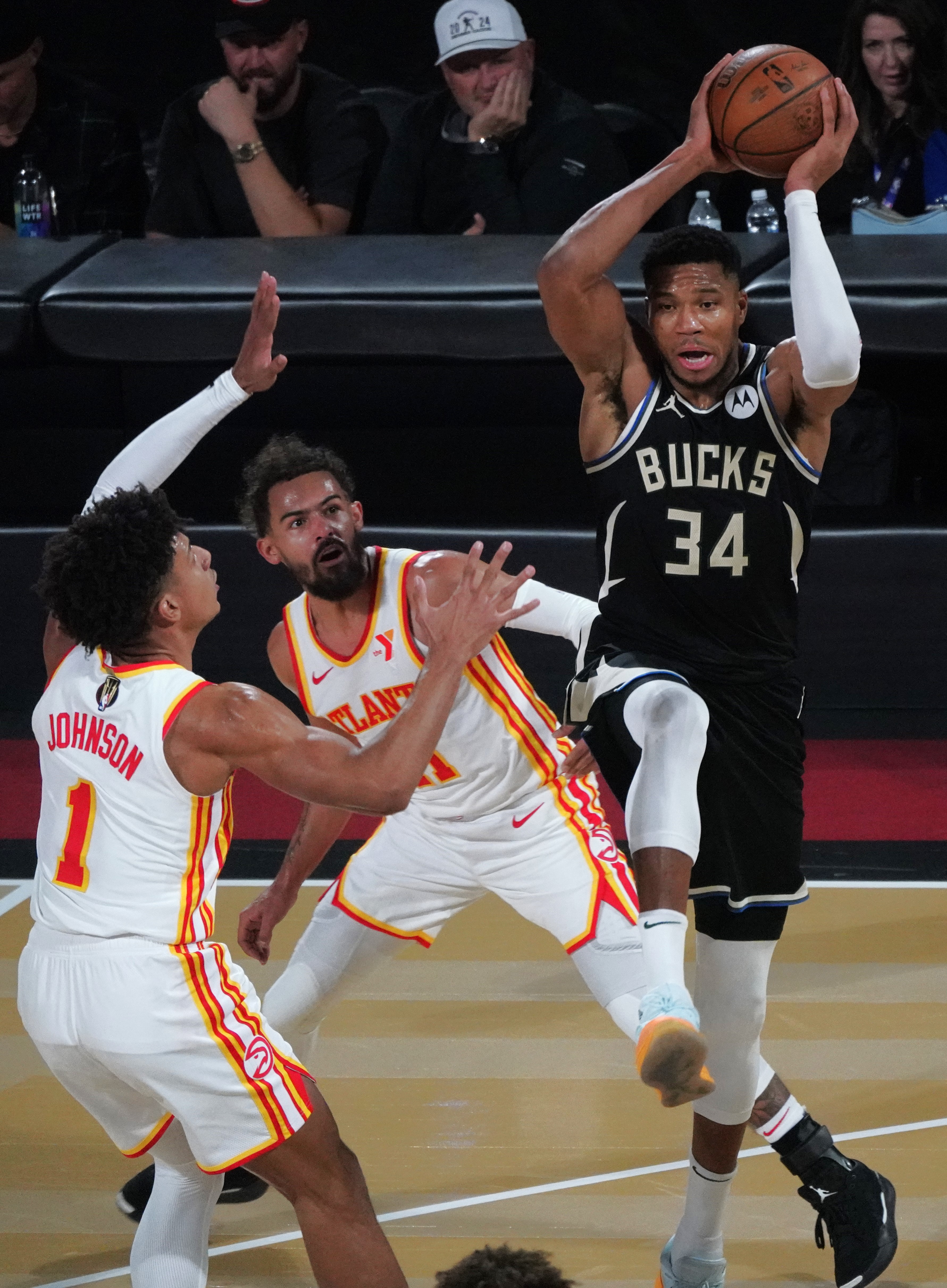 包含雄鹿碾压篮网，保罗统治全场的词条