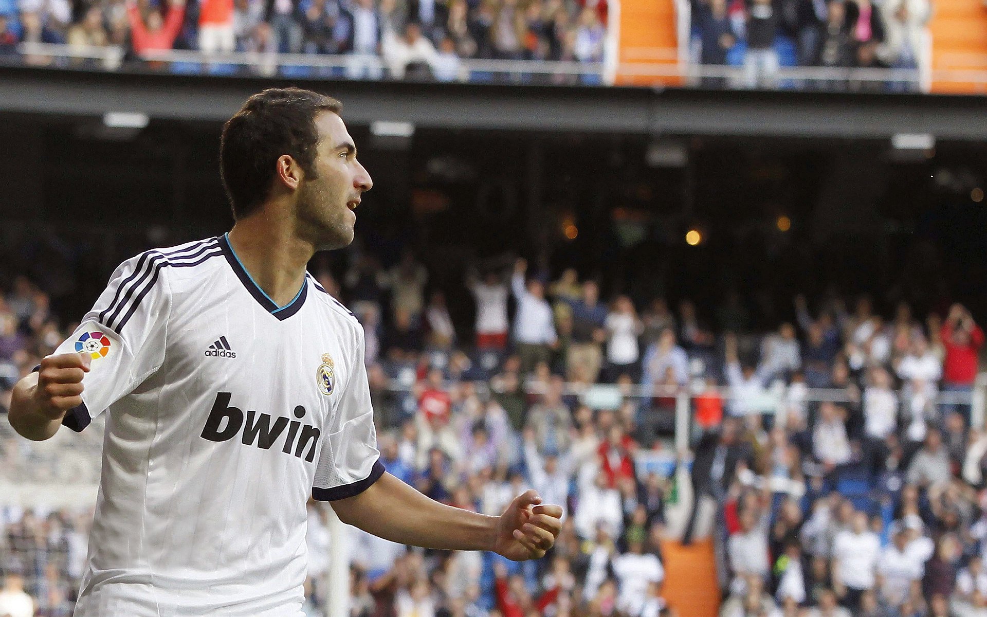 意甲焦点战之夜，福克斯完成里程碑，诠释忠诚与坚韧的现代足球传奇